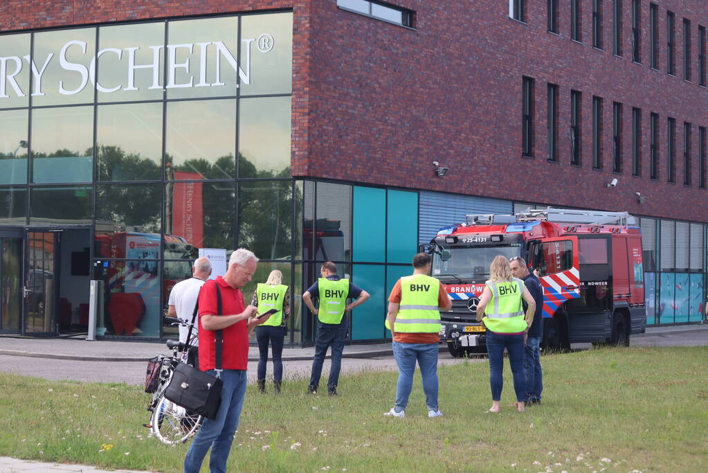 Veel rook uit bedrijfspand na brand