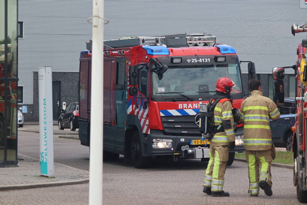 Veel rook uit bedrijfspand na brand