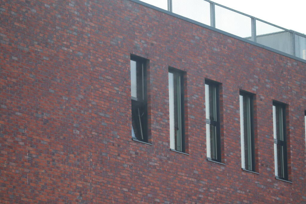 Veel rook uit bedrijfspand na brand