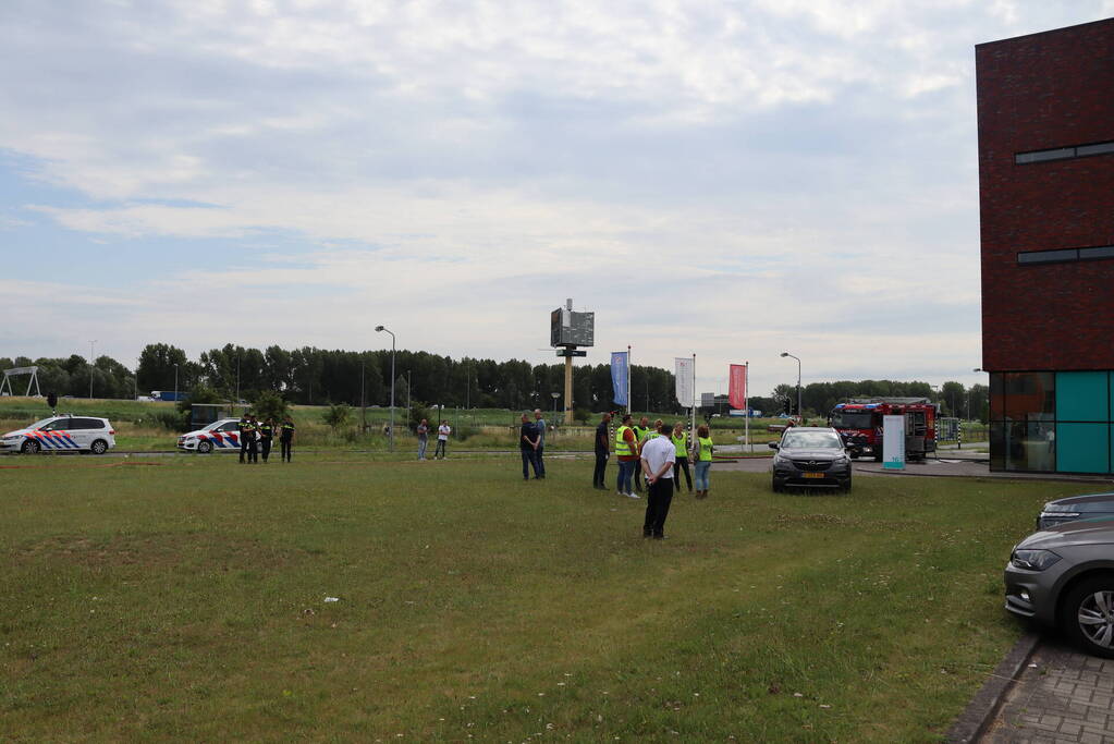 Veel rook uit bedrijfspand na brand