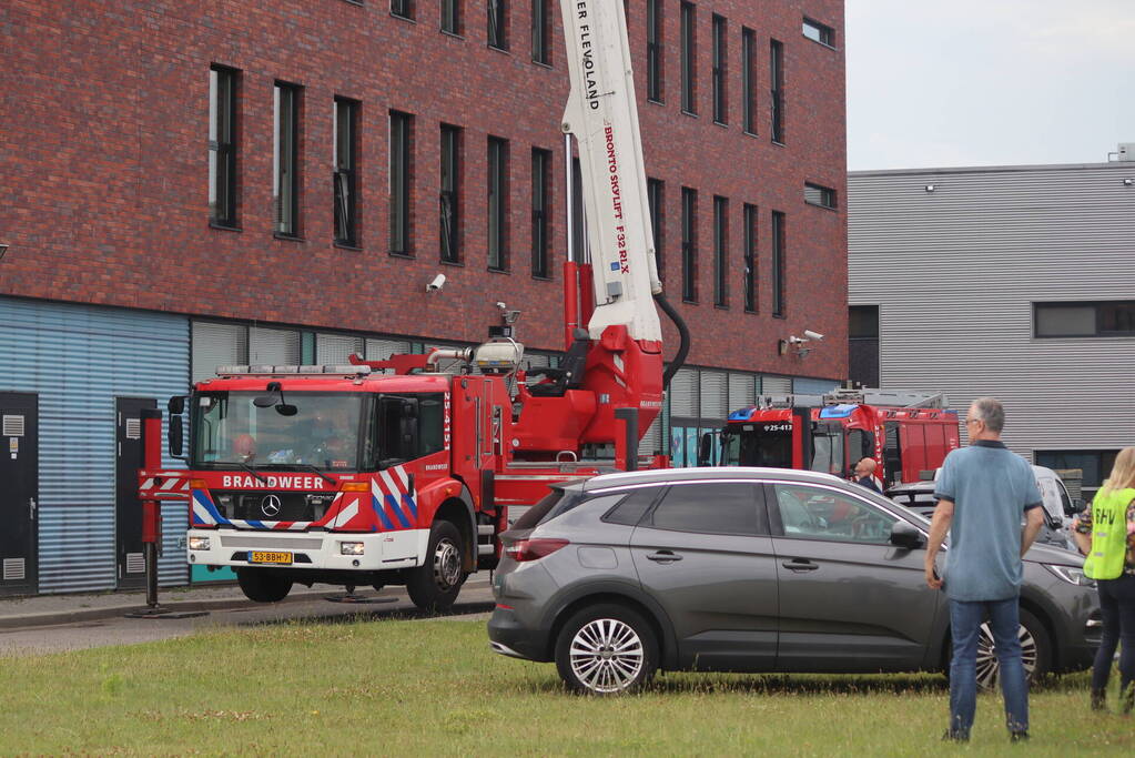 Veel rook uit bedrijfspand na brand