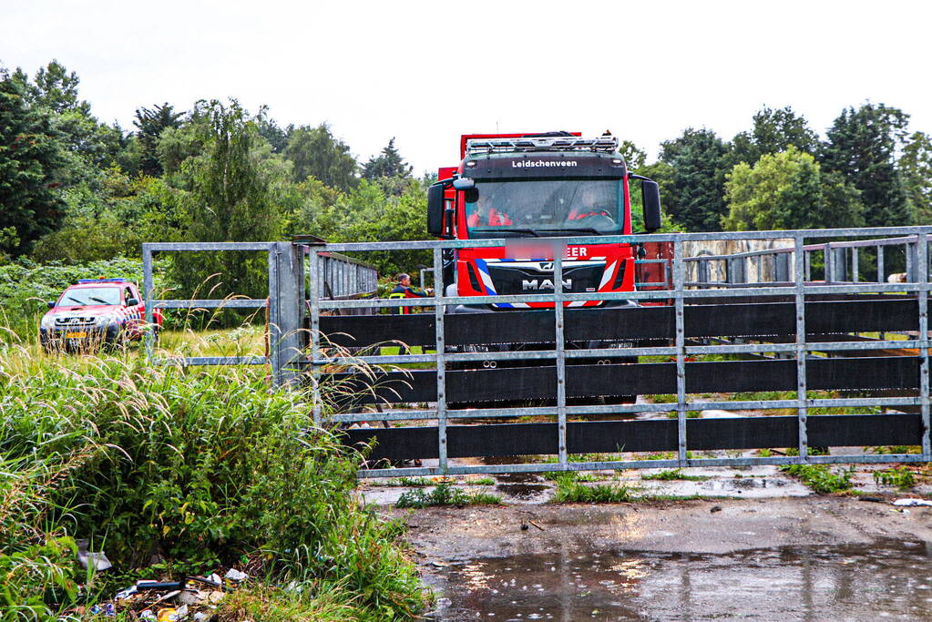 Paard met kraan uit sloot getakeld