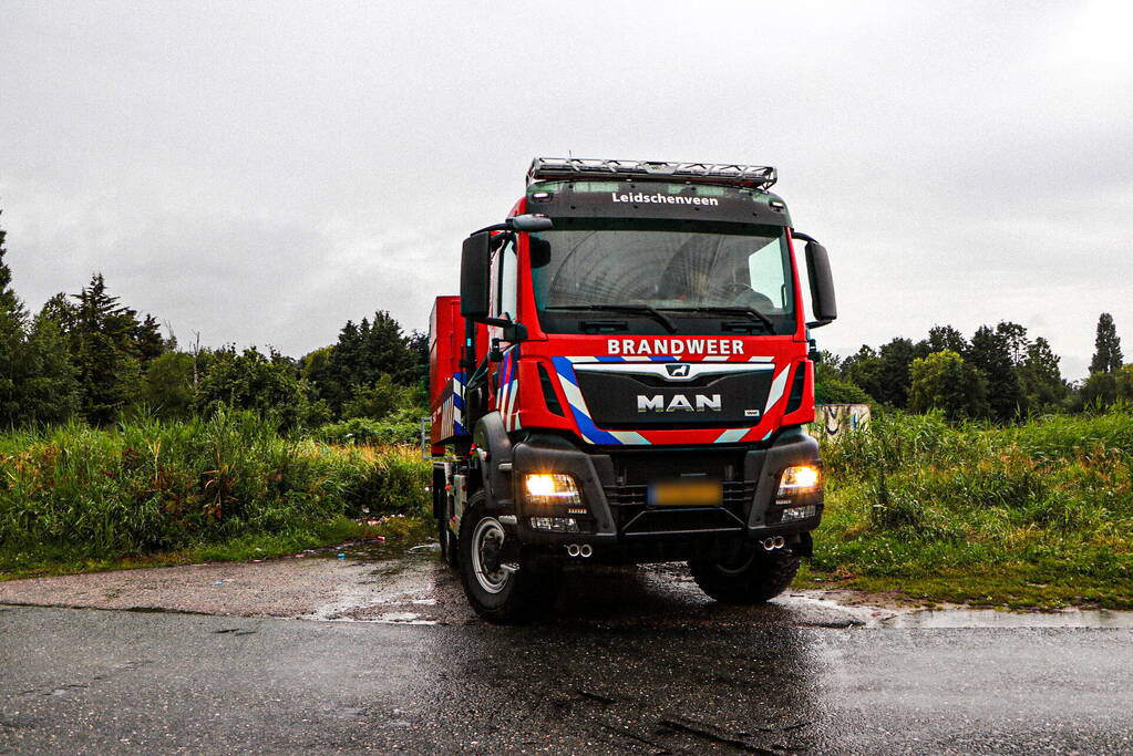 Paard met kraan uit sloot getakeld