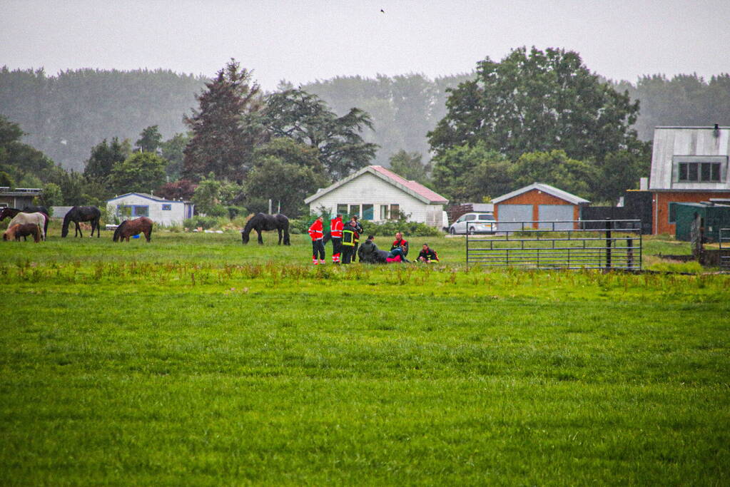 Paard met kraan uit sloot getakeld