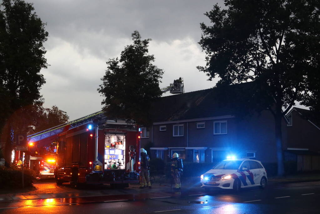 Blikseminslag zorgt voor brand op dak
