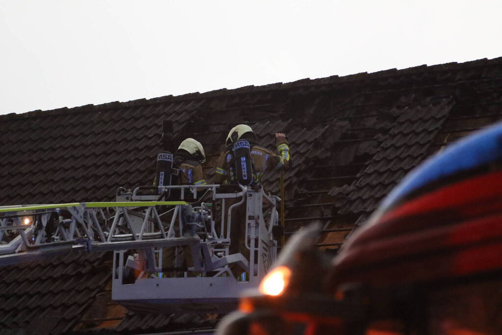 Blikseminslag zorgt voor brand op dak
