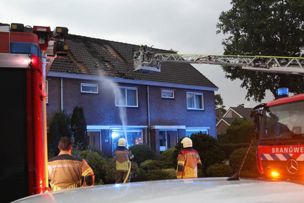 Blikseminslag zorgt voor brand op dak