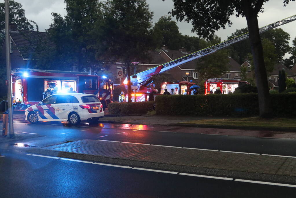 Blikseminslag zorgt voor brand op dak