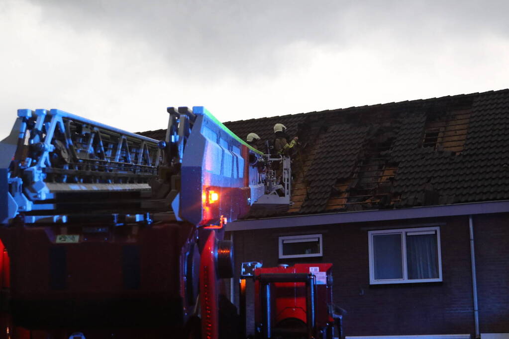 Blikseminslag zorgt voor brand op dak