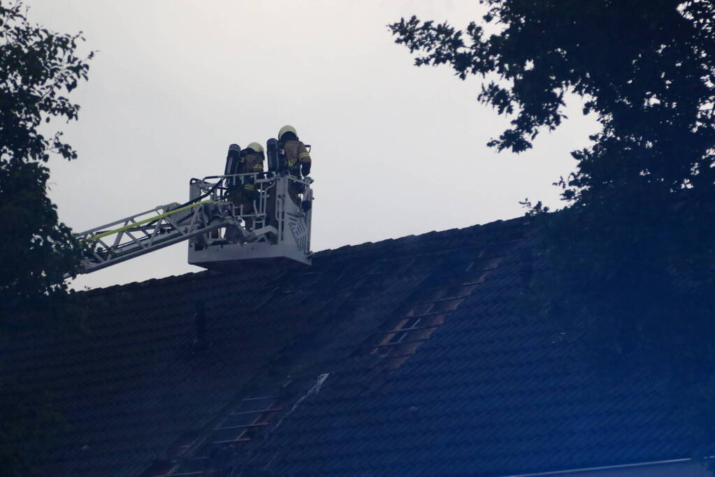 Blikseminslag zorgt voor brand op dak