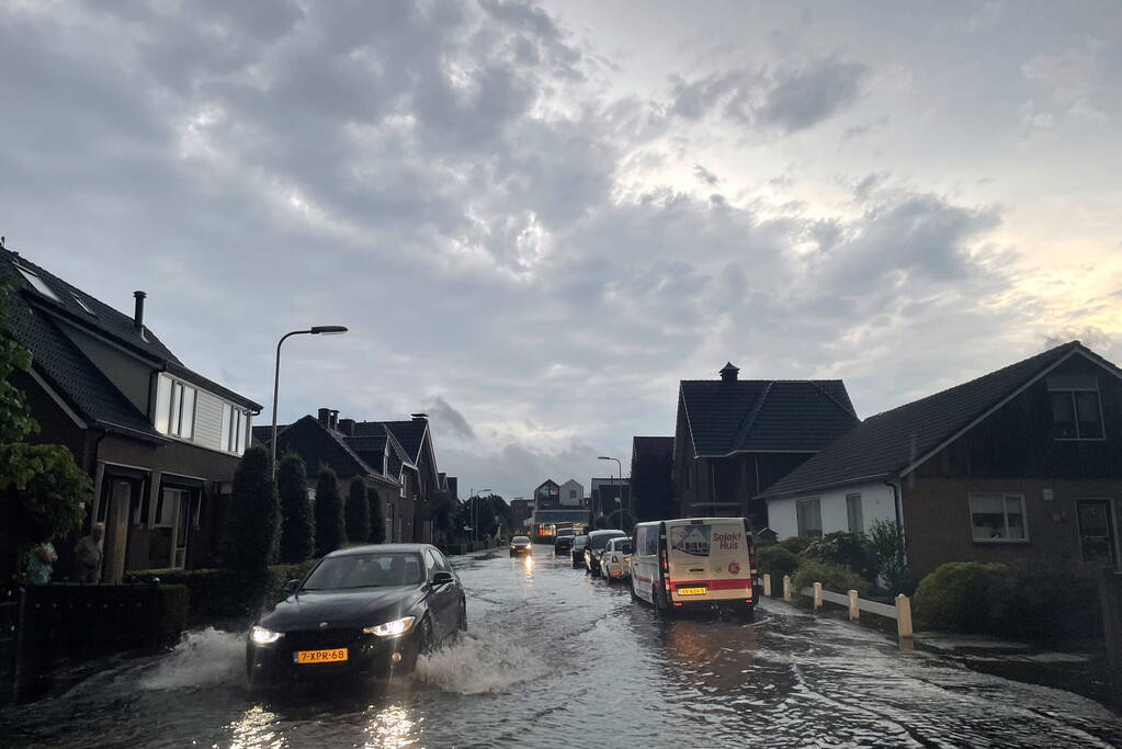 Straten onderwater door hoosbui