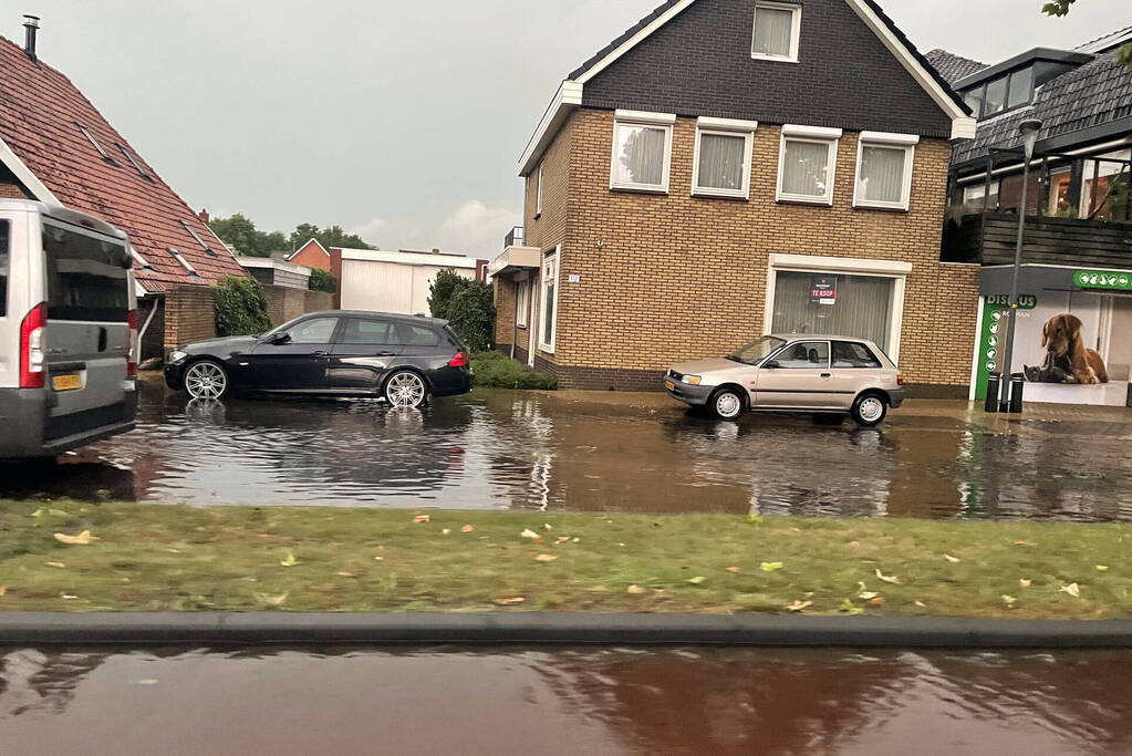 Straten onderwater door hoosbui