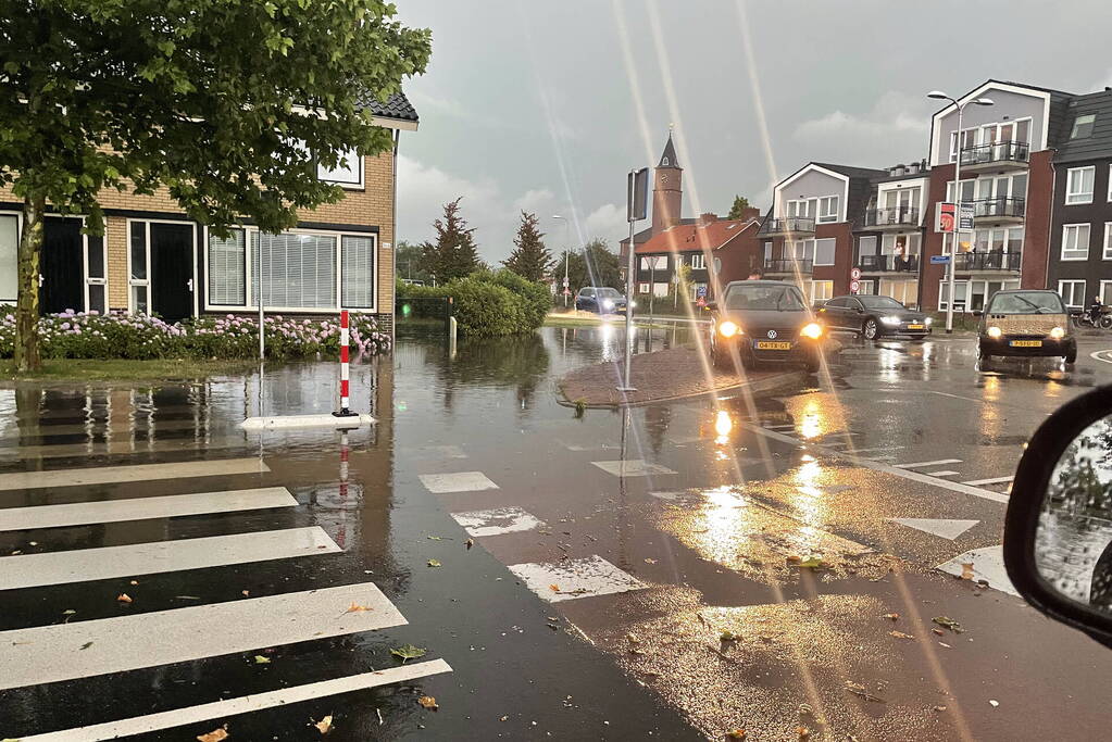 Straten onderwater door hoosbui