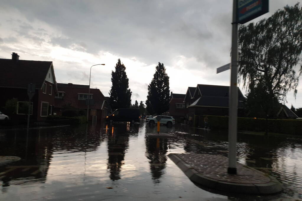 Straten onderwater door hoosbui