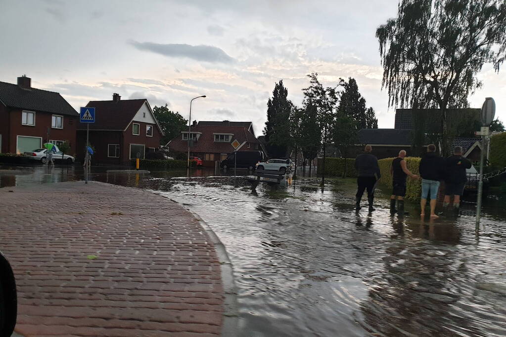 Straten onderwater door hoosbui