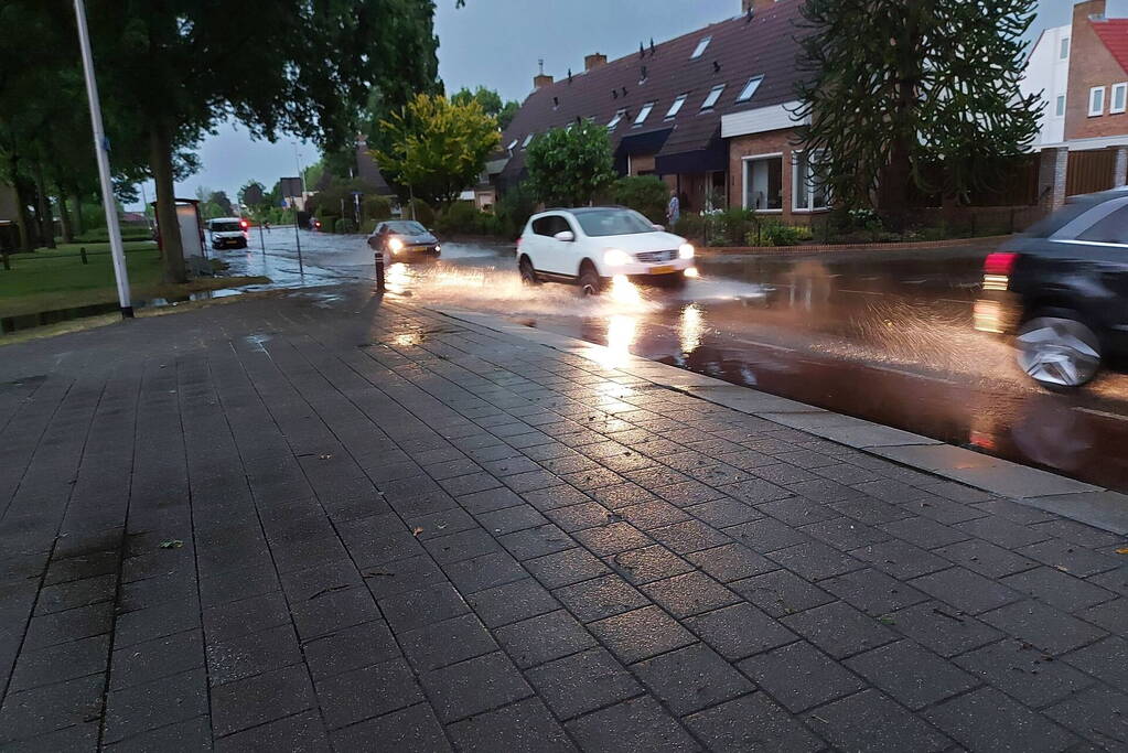 Straten onderwater door hoosbui