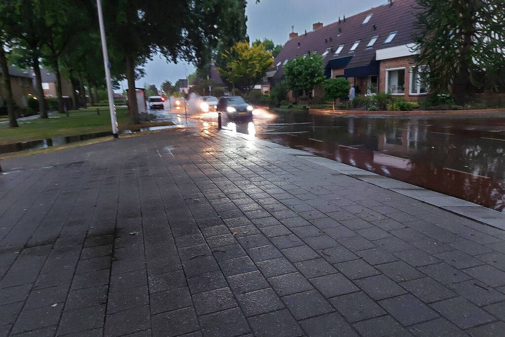 Straten onderwater door hoosbui