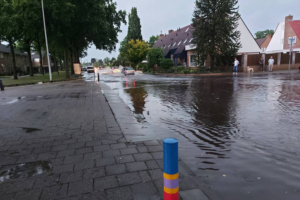 Straten onderwater door hoosbui