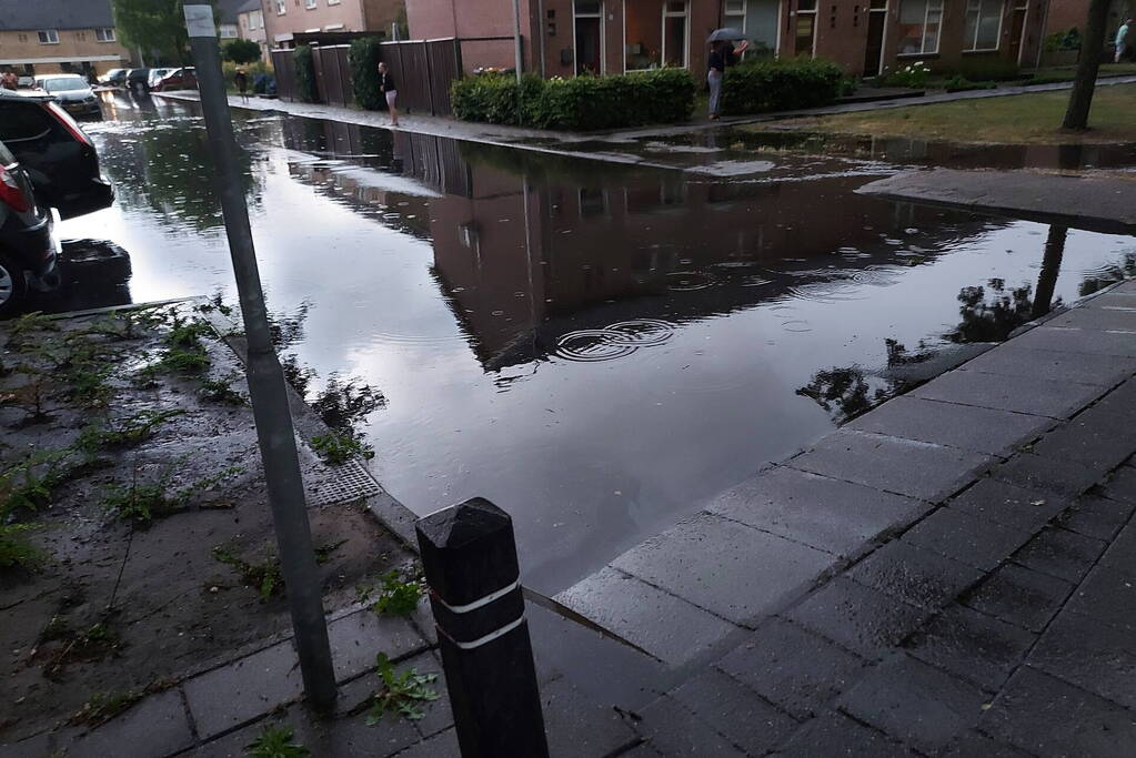 Straten onderwater door hoosbui