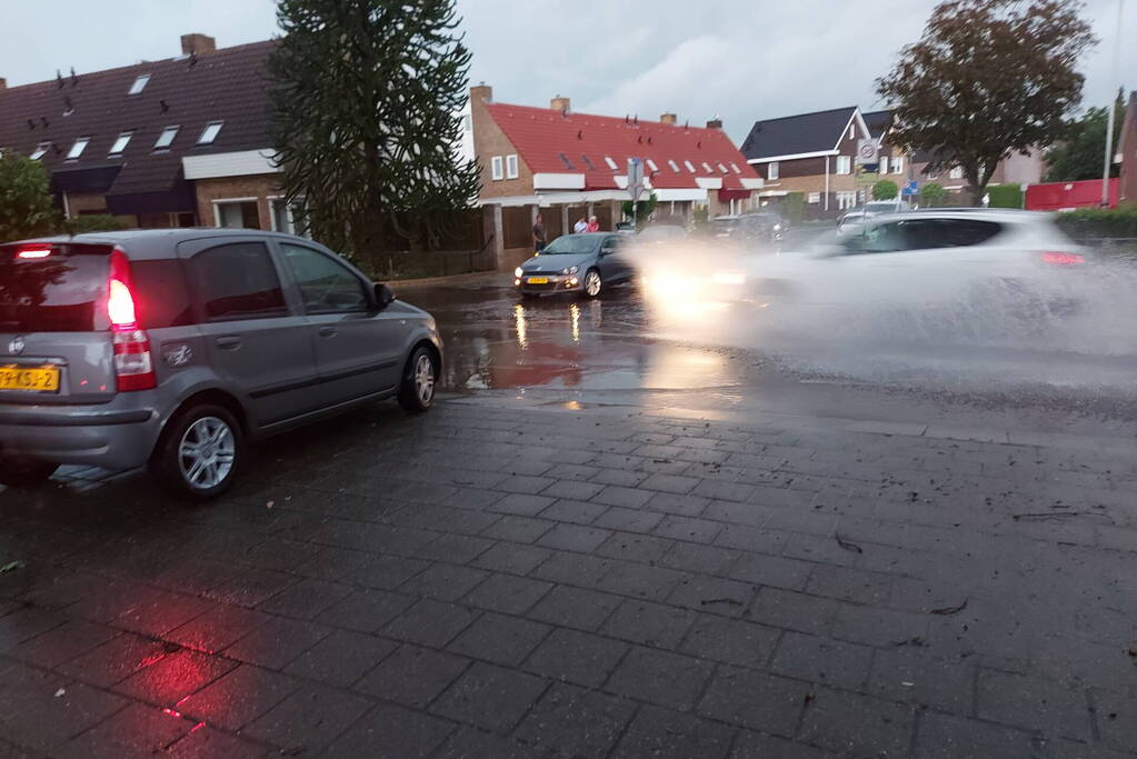 Straten onderwater door hoosbui