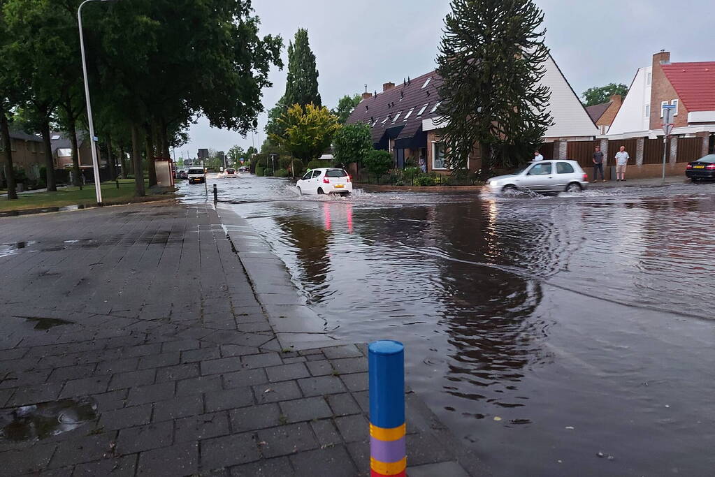 Straten onderwater door hoosbui