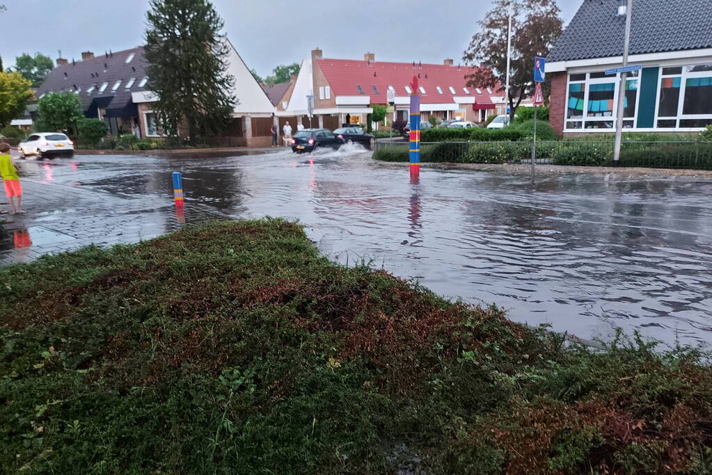 Straten onderwater door hoosbui