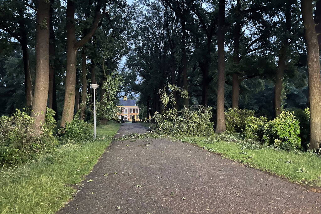 Straten onderwater door hoosbui