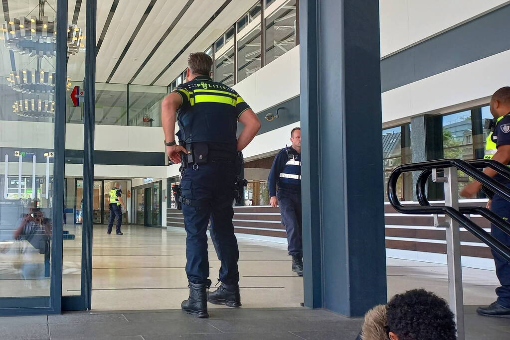 Hal NS-station ontruimd na mogelijk verdacht pakketje