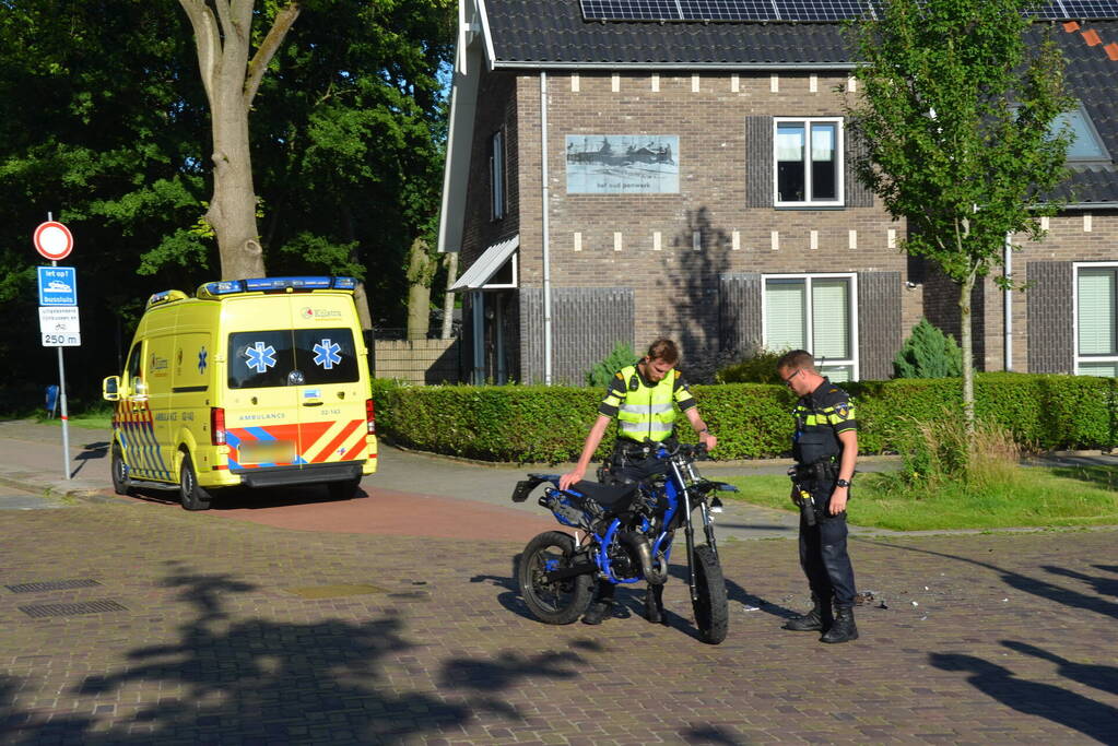 Scooterrijder onderuit op kruispunt