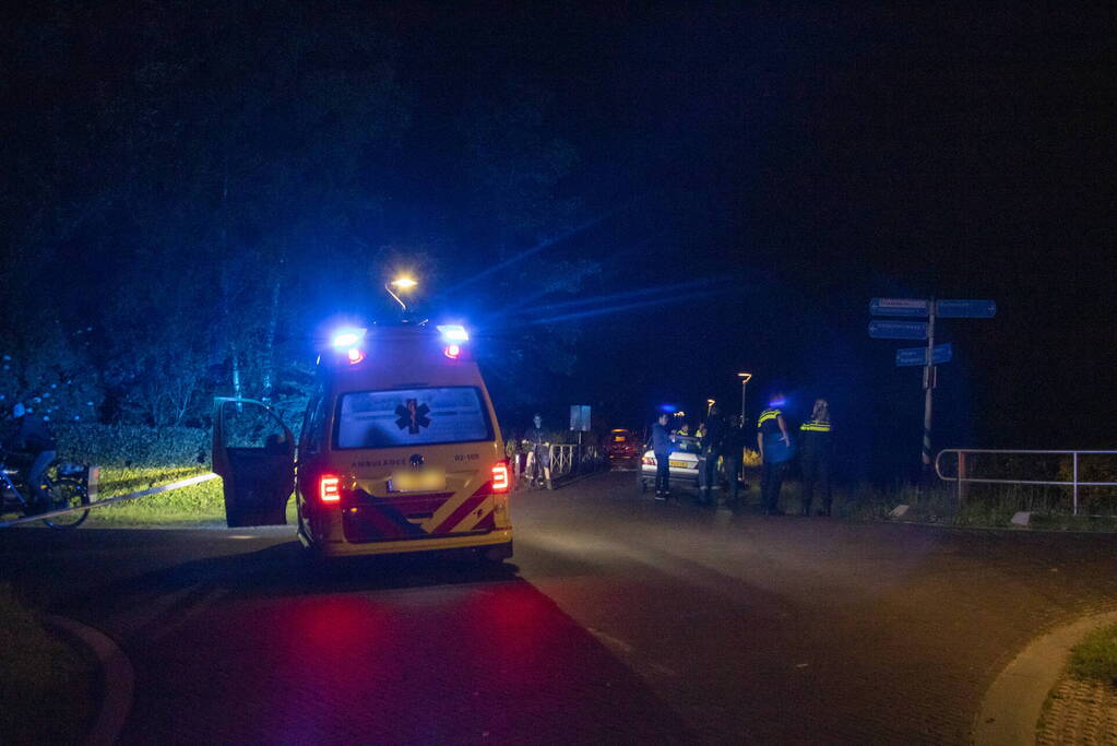 Twee zwaargewonde bij botsing met auto