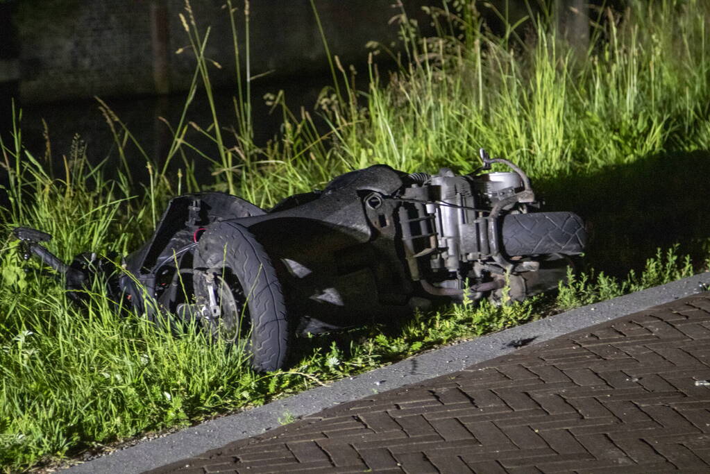 Twee zwaargewonde bij botsing met auto