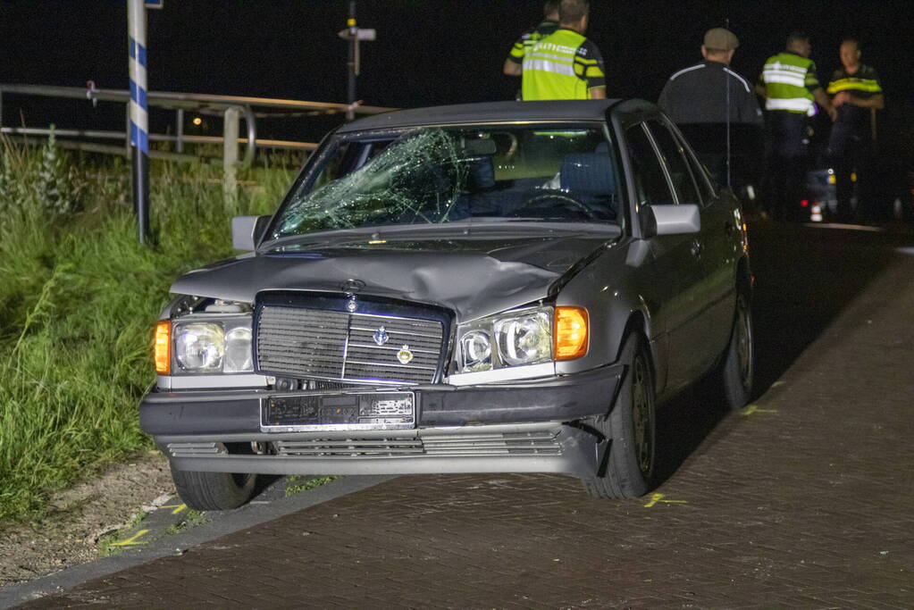 Twee zwaargewonde bij botsing met auto