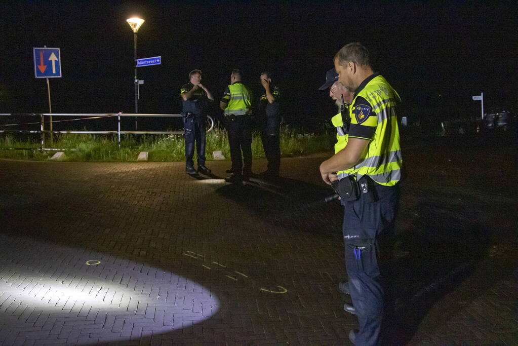 Twee zwaargewonde bij botsing met auto