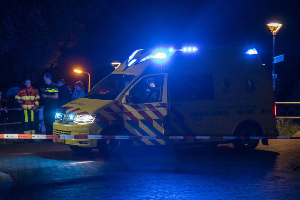 Twee zwaargewonde bij botsing met auto