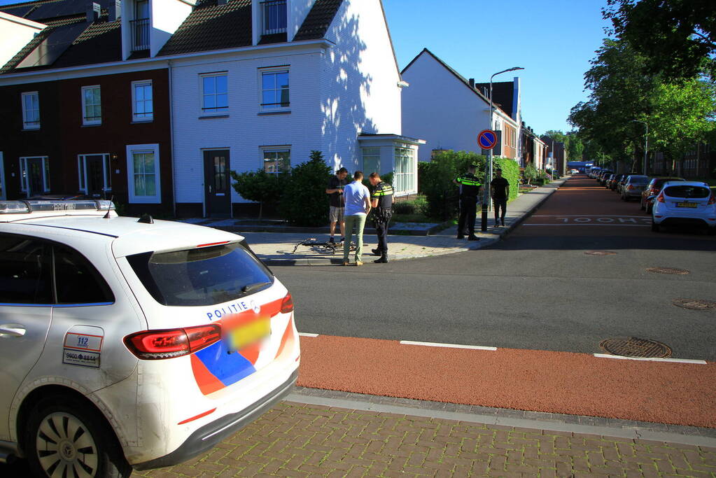 Fietser en automobilist botsen met elkaar