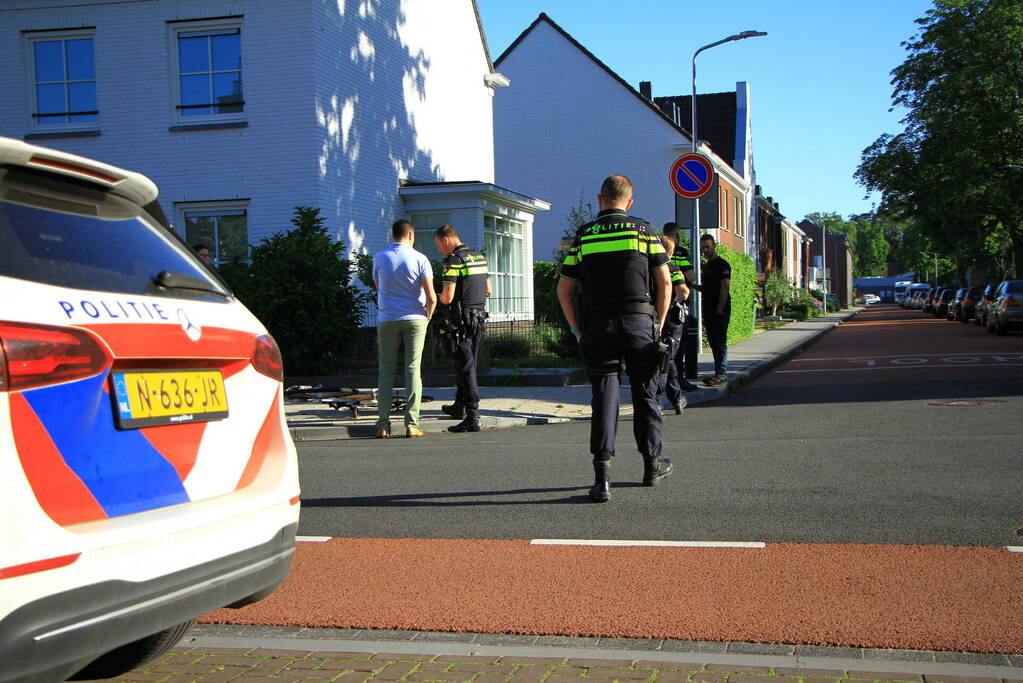 Fietser en automobilist botsen met elkaar