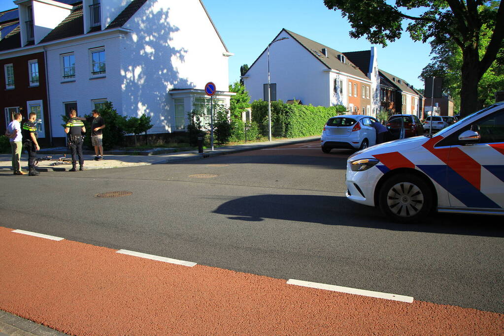 Fietser en automobilist botsen met elkaar