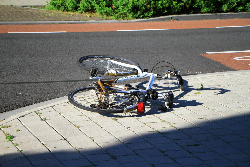 Fietser en automobilist botsen met elkaar