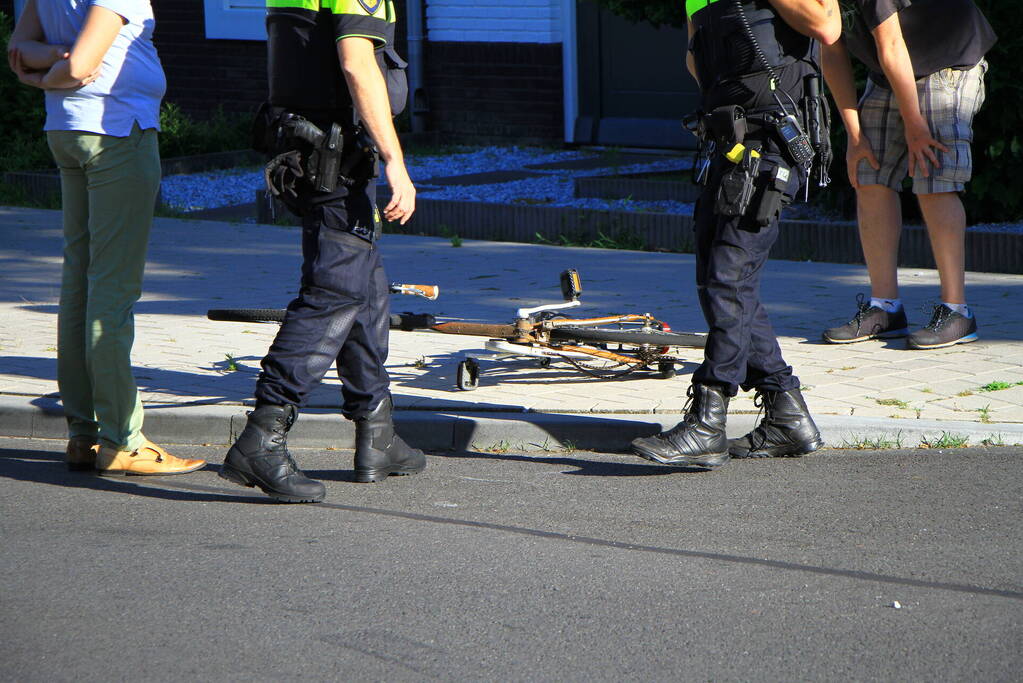 Fietser en automobilist botsen met elkaar