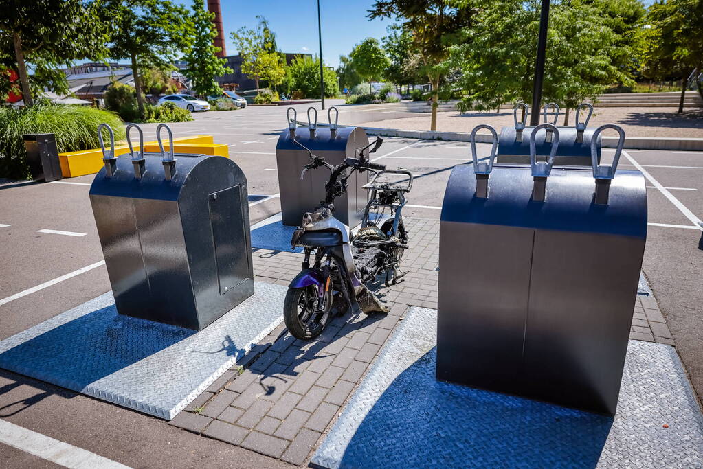 Scooter in vlammen opgegaaan