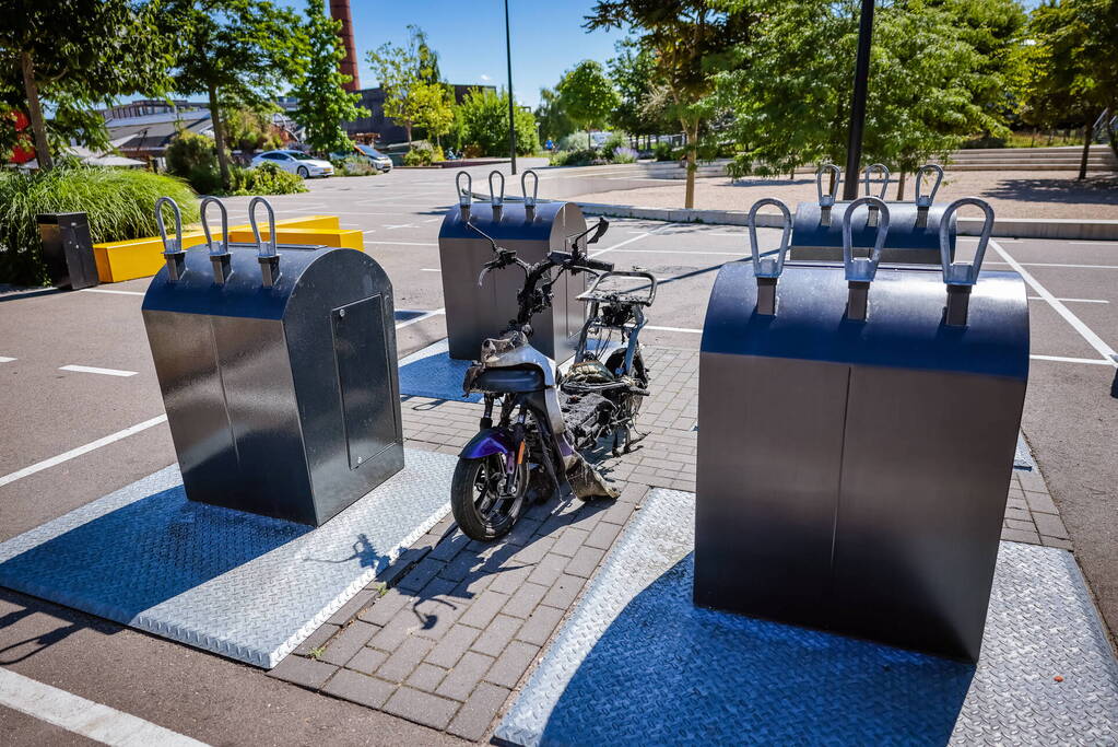 Scooter in vlammen opgegaaan