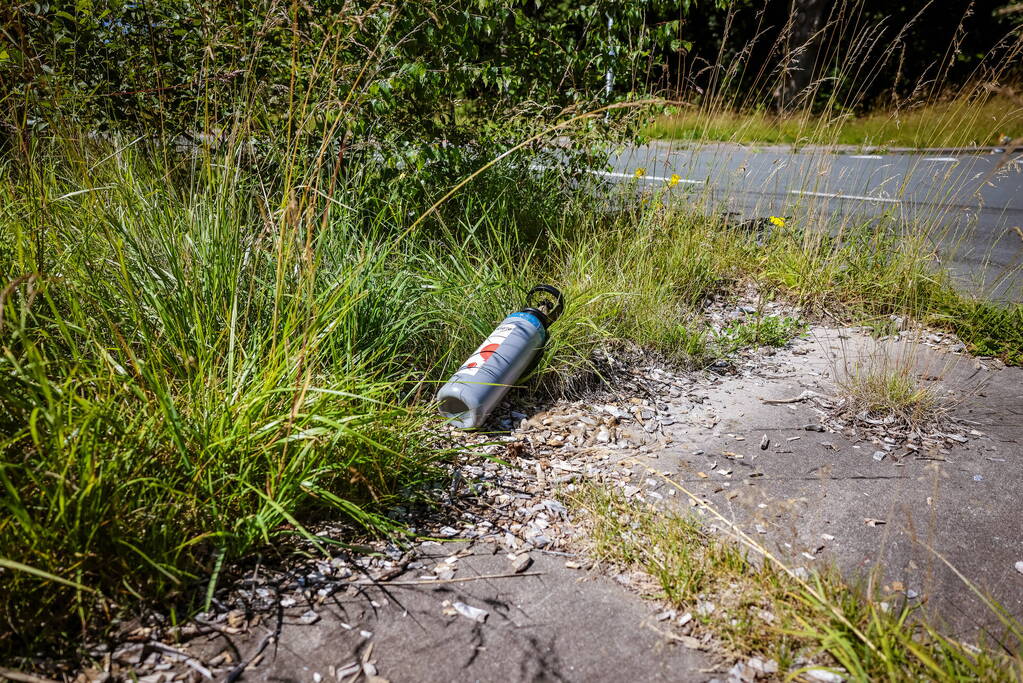Auto met lachgastank volledig uitgebrand