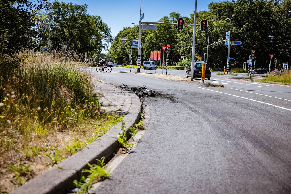 Auto met lachgastank volledig uitgebrand