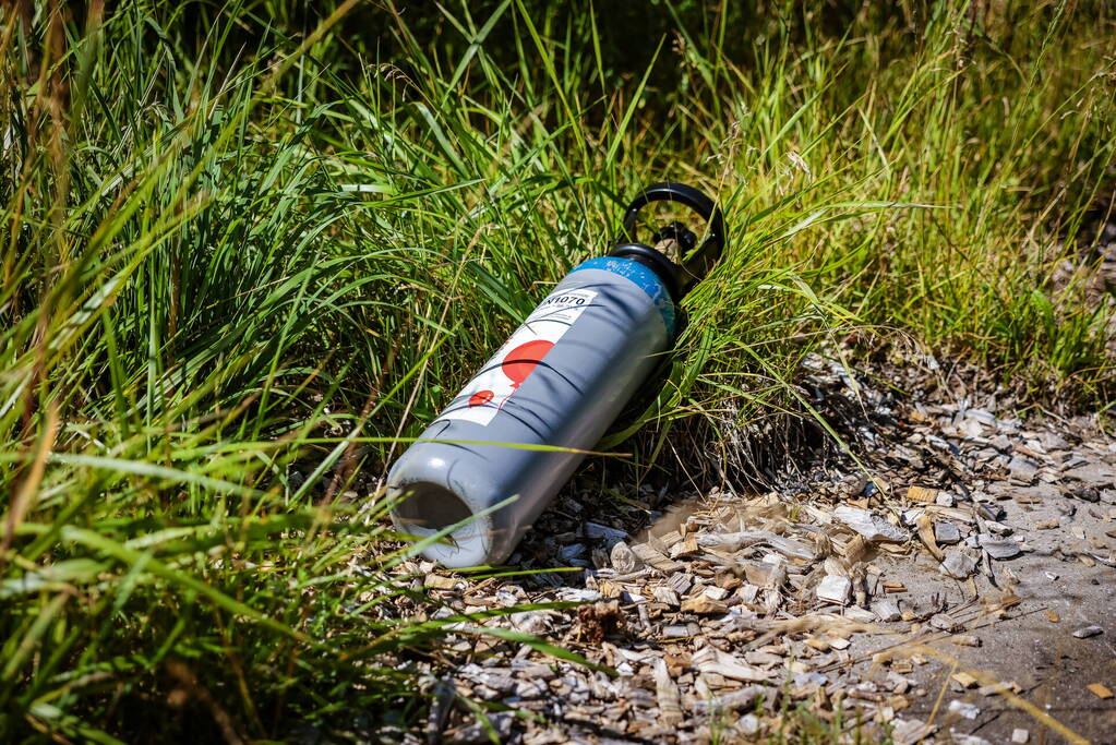 Auto met lachgastank volledig uitgebrand