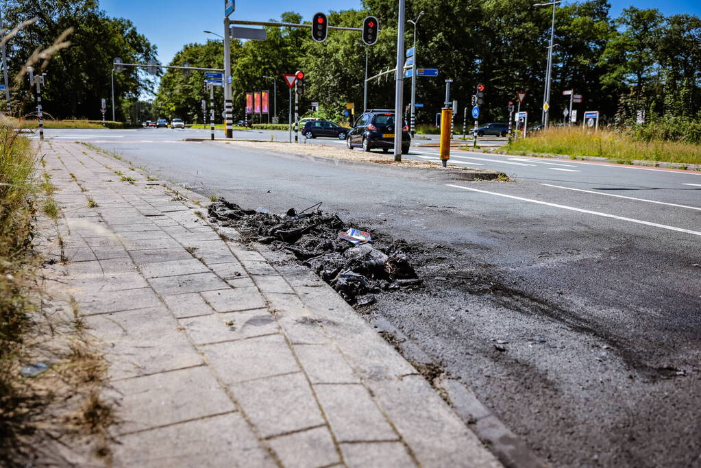 Auto met lachgastank volledig uitgebrand