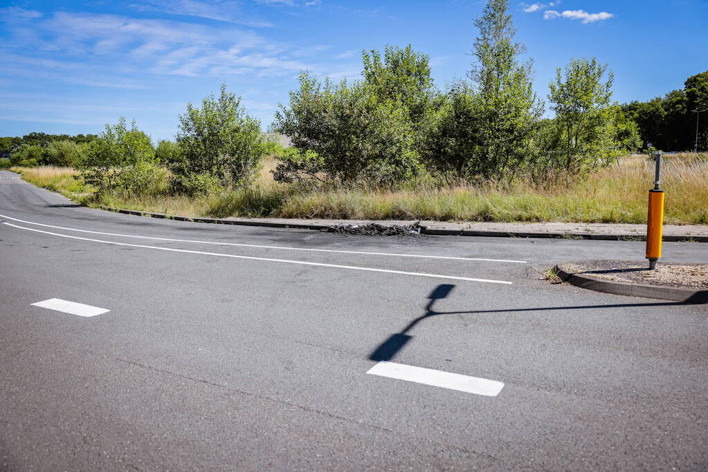 Auto met lachgastank volledig uitgebrand
