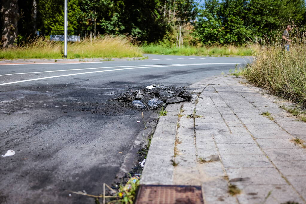 Auto met lachgastank volledig uitgebrand