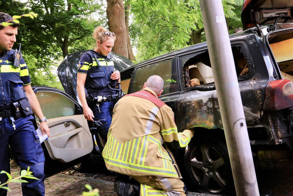 Geparkeerde personwagen vliegt in brand
