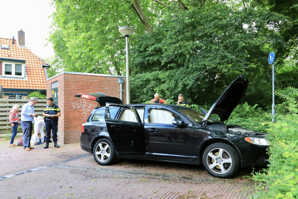 Geparkeerde personwagen vliegt in brand