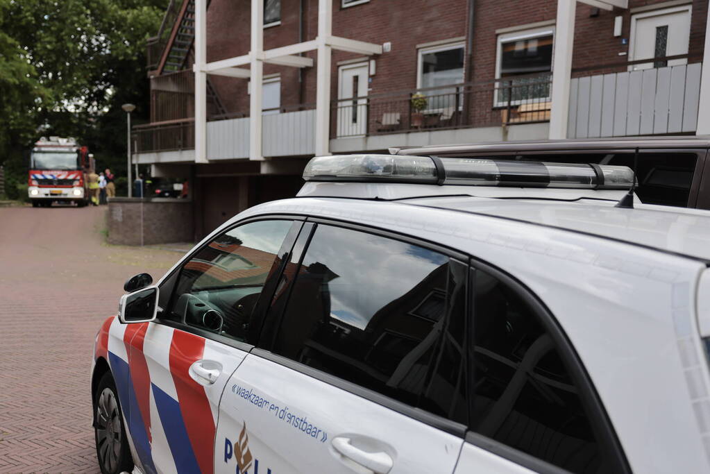 Geparkeerde personwagen vliegt in brand